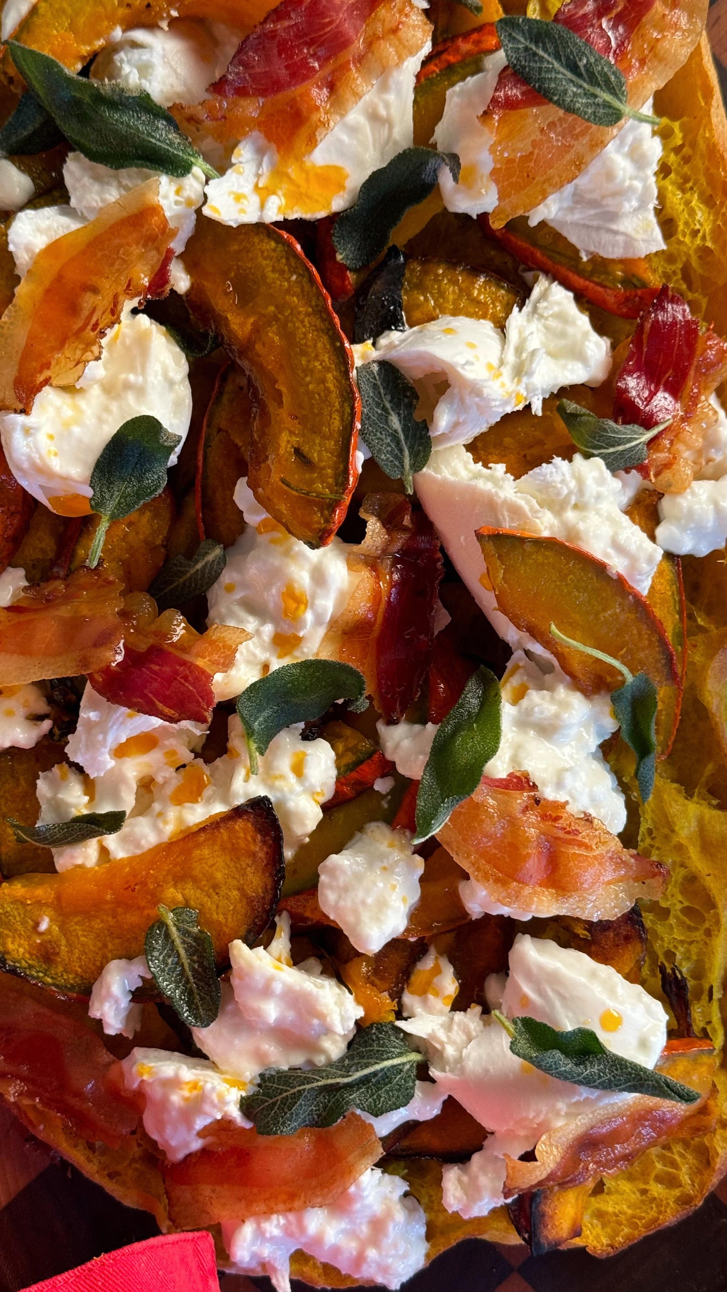 FOCACCIA FARCITA CON ZUCCA, BURRATA E GUANCIALE CROCCANTE